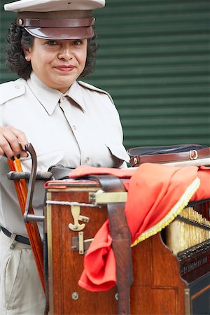 Portrait d'un musicien femme debout avec un accordéon Photographie de stock - Premium Libres de Droits, Code: 625-01096656