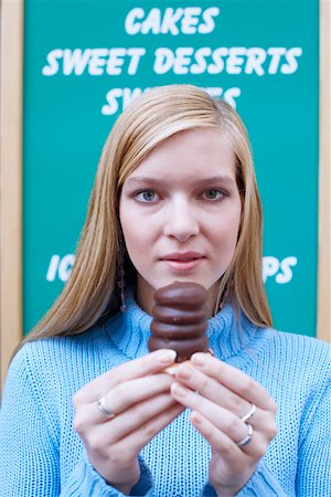 Portrait d'une jeune femme tenant un chocolat Photographie de stock - Premium Libres de Droits, Code: 625-01096818