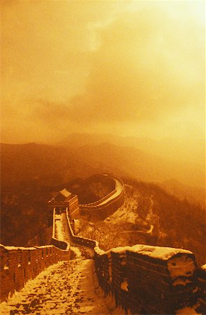 Fortified wall passing through mountains, Great Wall Of China, China Foto de stock - Sin royalties Premium, Código: 625-01096940