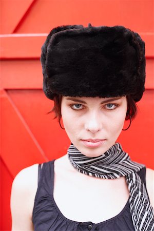 dachs - Porträt einer jungen Frau eine Pelzmütze tragen Stockbilder - Premium RF Lizenzfrei, Bildnummer: 625-01096960