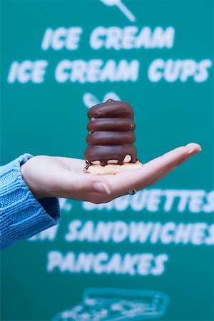 Gros plan d'une personne qui détient un chocolat Photographie de stock - Premium Libres de Droits, Code: 625-01096973