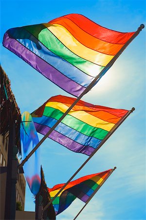 simsearch:625-01097146,k - Vue d'angle faible de trois indicateurs de la gay pride flottant sur un bâtiment Photographie de stock - Premium Libres de Droits, Code: 625-01097131