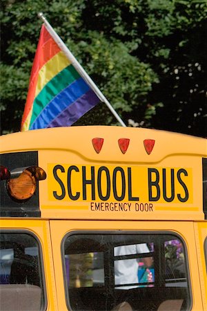 simsearch:625-01097146,k - Drapeau fierté gay sur le dessus d'un autobus scolaire Photographie de stock - Premium Libres de Droits, Code: 625-01097157