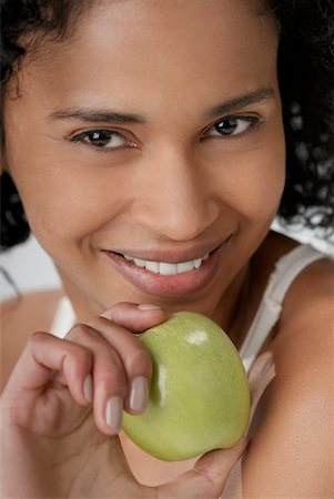 simsearch:625-01097322,k - Portrait of a young woman holding an apple and smiling Stock Photo - Premium Royalty-Free, Code: 625-01097307
