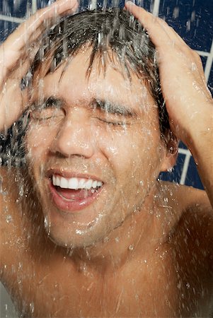 Gros plan d'un jeune homme dans la douche Photographie de stock - Premium Libres de Droits, Code: 625-01097417