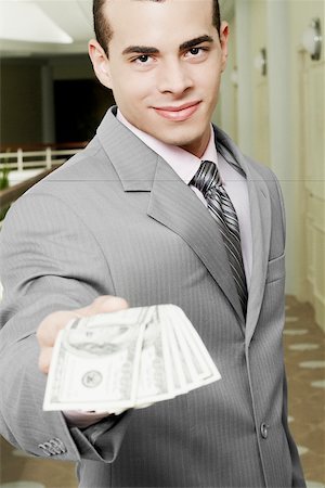 simsearch:625-01252456,k - Portrait d'un homme d'affaires montrant le papier-monnaie américain Photographie de stock - Premium Libres de Droits, Code: 625-01097553