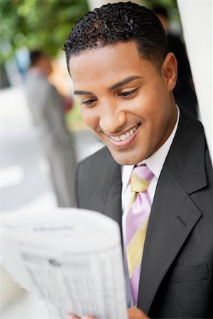 simsearch:640-01362317,k - Close-up of a businessman reading a newspaper and smiling Foto de stock - Sin royalties Premium, Código: 625-01097587