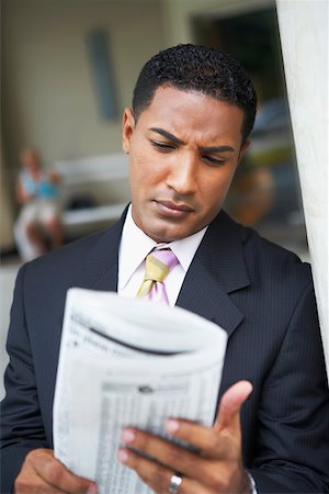 simsearch:640-01362317,k - Close-up of a businessman reading a newspaper Foto de stock - Sin royalties Premium, Código: 625-01097580