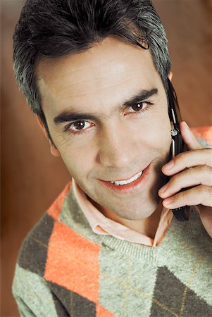 simsearch:6108-06167885,k - Portrait of a mature man talking on a mobile phone Foto de stock - Royalty Free Premium, Número: 625-01097685