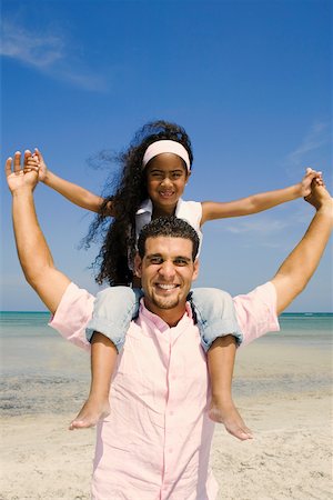 simsearch:625-01252419,k - Portrait d'un homme adult moyen portant sa fille sur ses épaules Photographie de stock - Premium Libres de Droits, Code: 625-01097975