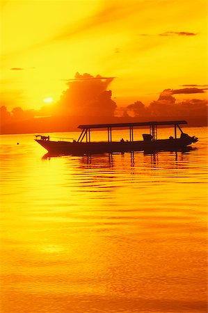 simsearch:625-01749901,k - Silhouette of a boat in the sea, Bali, Indonesia Foto de stock - Sin royalties Premium, Código: 625-01098225