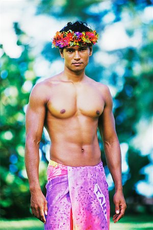 Portrait d'un jeune homme portant une sarong, Hawaii, USA Photographie de stock - Premium Libres de Droits, Code: 625-01098484