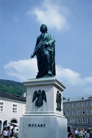 simsearch:625-02928583,k - Low angle view of a statue, Mozart Statue, Salzburg, Austria Fotografie stock - Premium Royalty-Free, Codice: 625-01098589