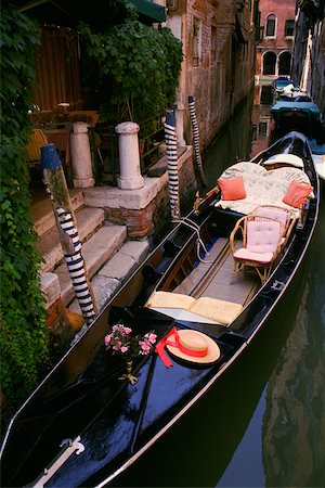docked gondola buildings - Vue grand angle sur une gondole amarré dans un canal, Venise, Italie Photographie de stock - Premium Libres de Droits, Code: 625-01098611
