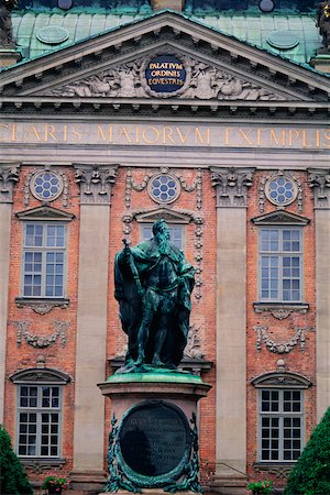 simsearch:625-01095342,k - Low angle view of a statue with a museum in the background, National Museum, Stockholm, Sweden Fotografie stock - Premium Royalty-Free, Codice: 625-01098715