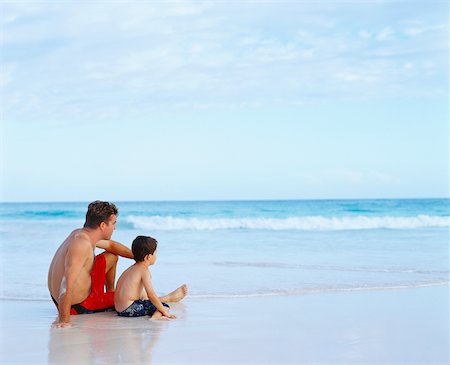 simsearch:625-01250759,k - Profil de côté d'un homme adult moyen et son fils assis sur la plage, Bermudes Photographie de stock - Premium Libres de Droits, Code: 625-01092057