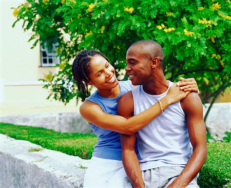 dreadlocks on african americans - Close-up of a young woman embracing a young man and smiling Bermuda Foto de stock - Sin royalties Premium, Código: 625-01092100