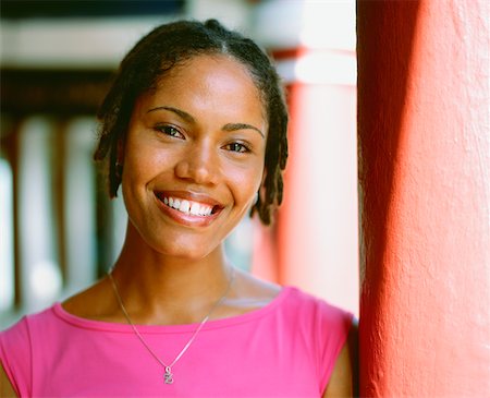 simsearch:625-01097322,k - Portrait of a young woman leaning against a column, Bermuda Stock Photo - Premium Royalty-Free, Code: 625-01092138