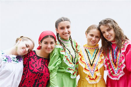 Portrait de cinq jeunes femmes debout avec les bras autour de l'autre et souriant Photographie de stock - Premium Libres de Droits, Code: 625-01092180