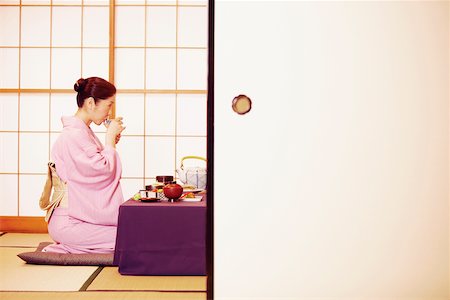 simsearch:625-01096030,k - Side profile of a mature woman wearing a Kimono and drinking from a cup Foto de stock - Royalty Free Premium, Número: 625-01092361