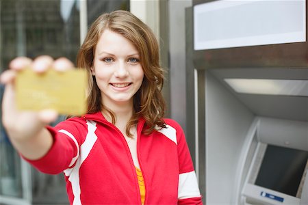 simsearch:625-01262660,k - Portrait d'une adolescente en tenant une carte ATM Photographie de stock - Premium Libres de Droits, Code: 625-01092460