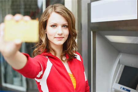 simsearch:625-01262660,k - Portrait d'une adolescente en tenant une carte ATM Photographie de stock - Premium Libres de Droits, Code: 625-01092537