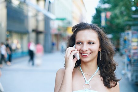simsearch:625-01092988,k - Close-up of a young woman talking on a mobile phone Foto de stock - Royalty Free Premium, Número: 625-01092561