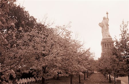 simsearch:628-05817471,k - Statue behind trees, Statue Of Liberty, New York City, New York State, USA Fotografie stock - Premium Royalty-Free, Codice: 625-01092809