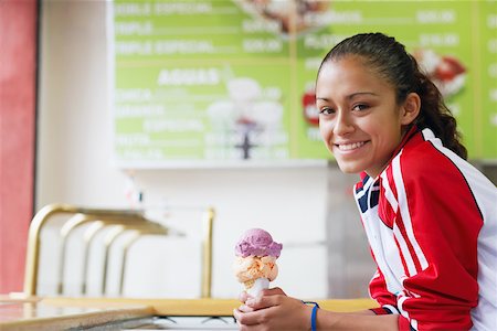 simsearch:625-01748850,k - Portrait of a young woman holding an ice-cream and smiling Foto de stock - Sin royalties Premium, Código: 625-01092802