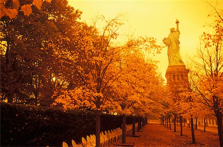simsearch:628-05817471,k - Trees in front of a statue, Statue Of Liberty, New York City, New York State, USA Fotografie stock - Premium Royalty-Free, Codice: 625-01092925