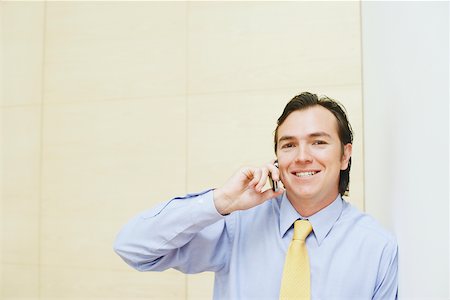 simsearch:625-02933255,k - Portrait d'un homme d'affaires parlant sur un téléphone mobile Photographie de stock - Premium Libres de Droits, Code: 625-01093062
