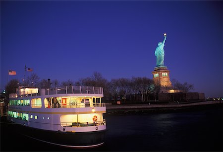 statue of liberty with american flag - Ferry near a statue, Statue Of Liberty, New York City, New York State, USA Foto de stock - Sin royalties Premium, Código: 625-01093179