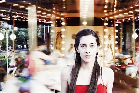 Portrait of a young woman in an amusement park Foto de stock - Sin royalties Premium, Código: 625-01093193