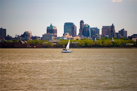 simsearch:625-00805321,k - Segelboot in Wasser, Manhattan, New York City, New York State, USA Stockbilder - Premium RF Lizenzfrei, Bildnummer: 625-01093227
