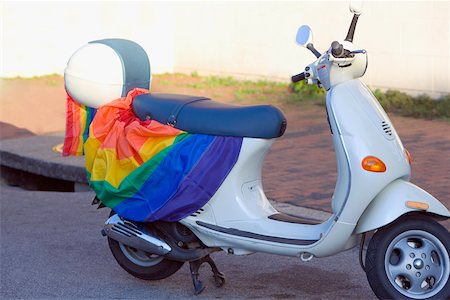 simsearch:625-01746293,k - Gay pride flag on a moped parked on a path Foto de stock - Royalty Free Premium, Número: 625-01093330