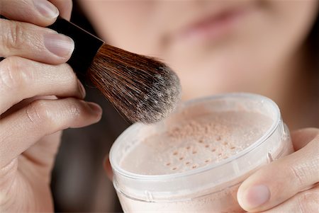 simsearch:614-00388878,k - Close-up of a woman's hand holding a pot of face powder and a make-up brush Fotografie stock - Premium Royalty-Free, Codice: 625-01093367