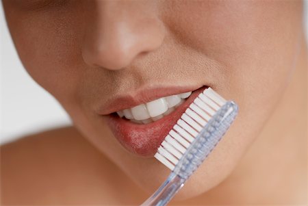 simsearch:625-01746587,k - Gros plan d'une jeune femme se brosser ses dents Photographie de stock - Premium Libres de Droits, Code: 625-01093380