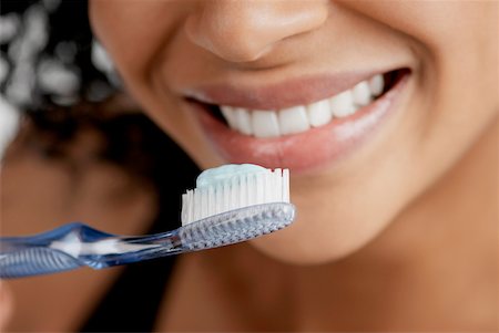 simsearch:625-01746587,k - Gros plan d'une brosse à dents avec dentifrice en face de la bouche d'une jeune femme Photographie de stock - Premium Libres de Droits, Code: 625-01093397