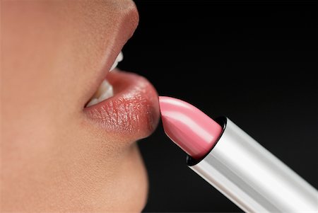 simsearch:625-02931729,k - Nahaufnahme einer jungen Frau Lippenstift anwenden Stockbilder - Premium RF Lizenzfrei, Bildnummer: 625-01093482