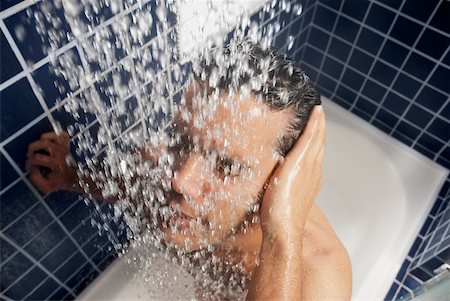 Gros plan d'un jeune homme dans la douche Photographie de stock - Premium Libres de Droits, Code: 625-01093501