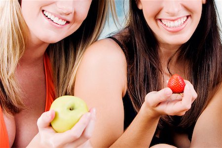 simsearch:625-01748196,k - Nahaufnahme von zwei jungen Frauen holding ein grüner Apfel und eine Erdbeere Stockbilder - Premium RF Lizenzfrei, Bildnummer: 625-01093567