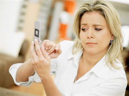 simsearch:625-01261416,k - Close-up of a mid adult woman operating a mobile phone Foto de stock - Royalty Free Premium, Número: 625-01093671