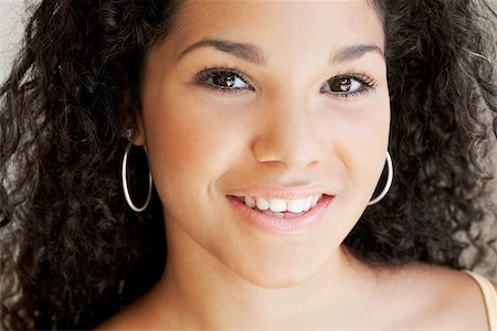 simsearch:625-01097322,k - Portrait of a young woman smiling Stock Photo - Premium Royalty-Free, Code: 625-01093735
