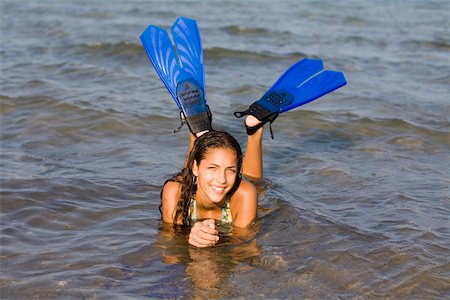 Portrait of a teenage girl lying in water and wearing flippers Foto de stock - Sin royalties Premium, Código: 625-01093840