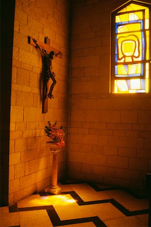 simsearch:649-06433384,k - Statue de Jésus-Christ sur un mur avec un vase de fleurs sur le plancher dans une basilique, la Basilique de l'Annonciation, Nazareth, Israël Photographie de stock - Premium Libres de Droits, Code: 625-01249835