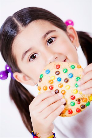 Portrait d'une jeune fille tenant une tarte Photographie de stock - Premium Libres de Droits, Code: 625-01249841