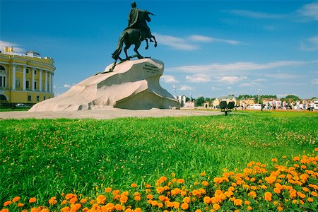 simsearch:625-02927942,k - Low angle view of a statue in a garden, Peter The Great Statue, St. Petersburg, Russia Fotografie stock - Premium Royalty-Free, Codice: 625-01249974