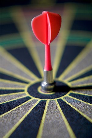 darts and target - Dart in the bull's-eye of a dartboard Stock Photo - Premium Royalty-Free, Code: 625-01249990