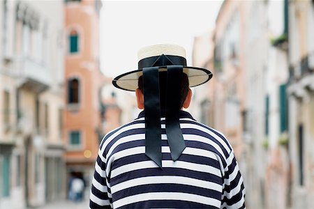 simsearch:625-01251739,k - Rear view of a gondolier standing wearing a hat, Venice, Veneto, Italy Foto de stock - Sin royalties Premium, Código: 625-01250115
