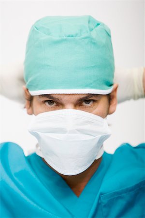 simsearch:625-01252198,k - Portrait of a surgeon wearing a surgical mask on his face Foto de stock - Royalty Free Premium, Número: 625-01250149